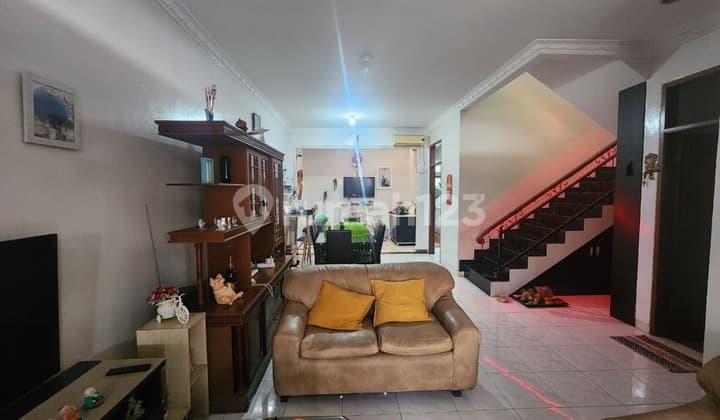 Rumah Modern di Taman Kopo Indah 3 - Lokasi Strategis