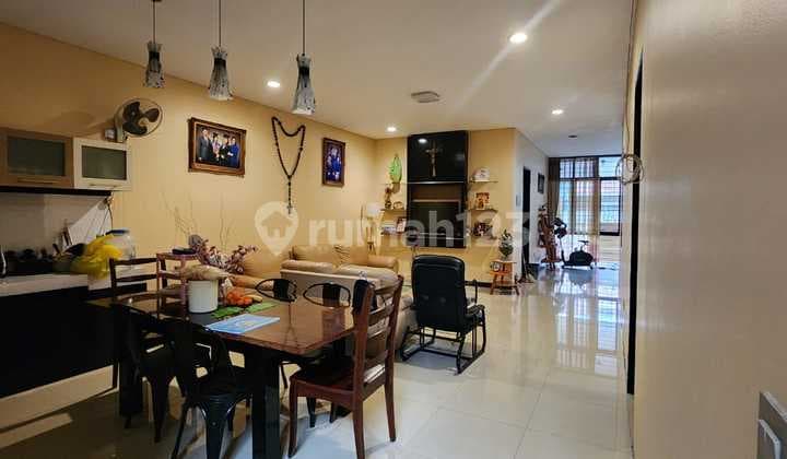 Rumah Full Furnished Dekat Pusat Perbelanjaan di Taman Kopo Indah 2