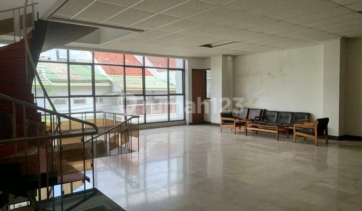 Ruang Usaha Gedung Lebar 10 M Di Tengah Kota Semarang