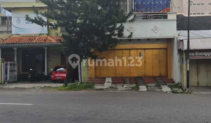 Ruko/ruang usaha 2½ lantai lokasi dekat Pasar Nusukan, akses jalan utama