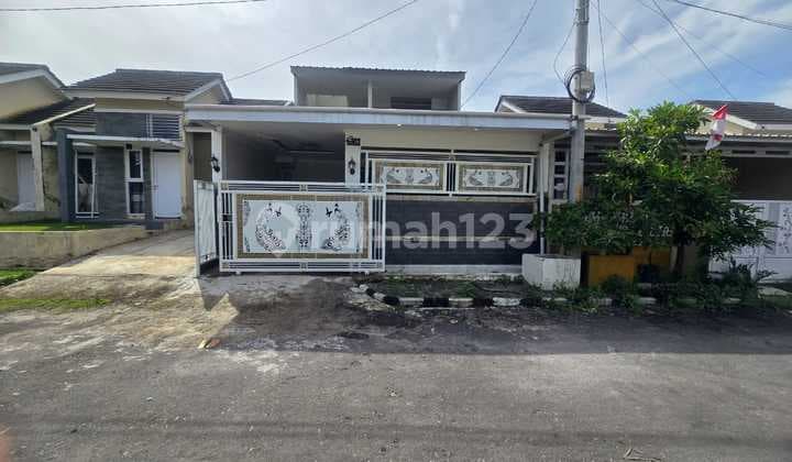 Cool, Green, and Comfortable House in Buana Cicalengka Raya