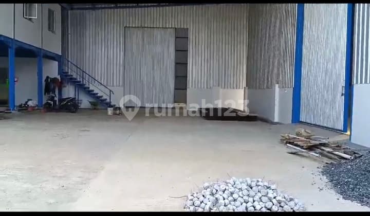 Warehouse/Shop ready to use, strategic location on the side of the main road.