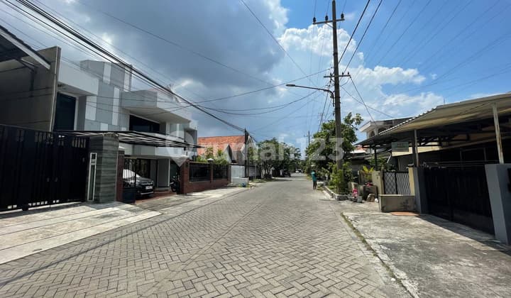 House for Sale in Mojoarum Surabaya, suitable for Office and Boarding House.