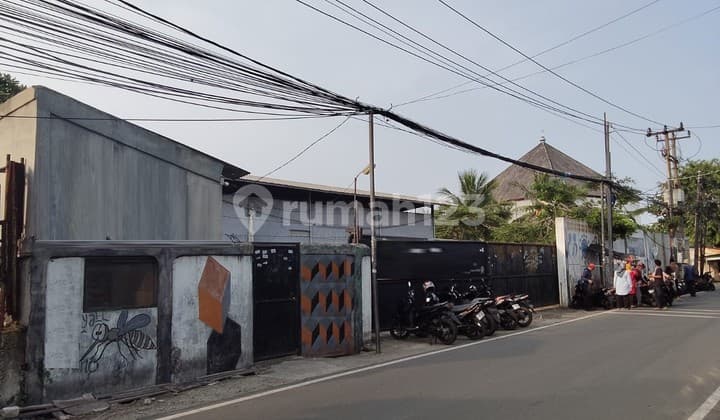 Gudang luas, siap pakai, lokasi samping jalan akses mudah di Kalideres 0001-CRSSUS