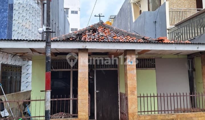 Old House for Sale in Gambir Area, 0014 Crs