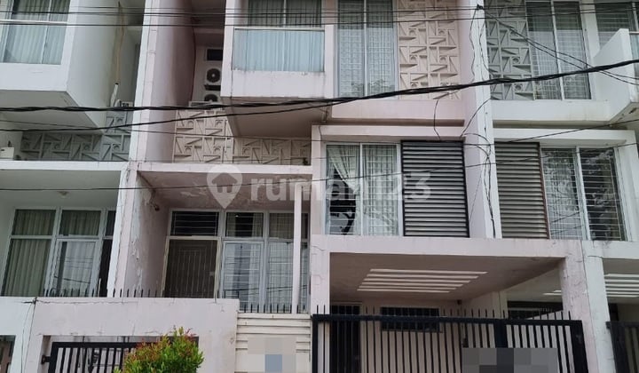 Rumah 3 Lantai di Taman Semanan Indah Jakarta Barat Rumah 3 Lantai di Taman Semanan Indah Jakarta Barat