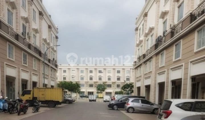 Ruko Green Lake City Hadap Dalam Siap Pakai Usaha di Perumahan Green Lake City (L11)