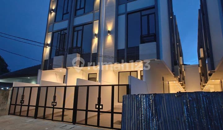 Dijual Rumah Baru di Kedoya, 3Lt, Luas Tanah 43M2, Harga Rp 1.849M.