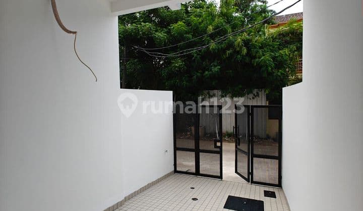 Dijual Rumah Baru 3Lt di Kedoya, Jalan 2 Mobil, Luas 45M2, Harga Rp 1.889M.