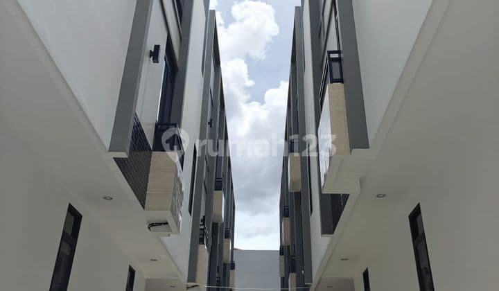 Dijual Rumah Baru 3.5Lt di Kedoya, Luas Tanah 38M2, Harga 1.589M.