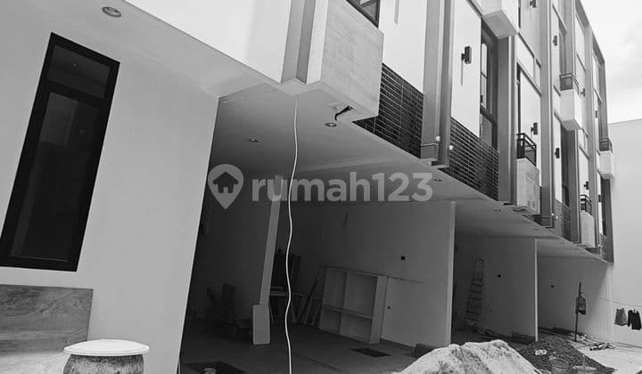 Dijual Rumah Mininalis di Kedoya, Luas Tanah 43M2, 3Lt, Harga 1.8M