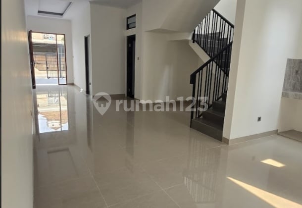 Dijual Rumah Baru di Jl. Menara Meruya Selatan, Uk 5X25m2, Hdp Timur, Harga Rp 2.45M.