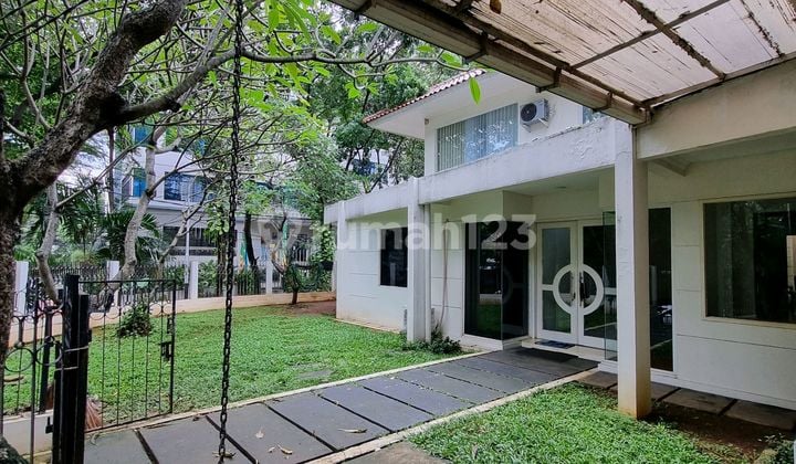 Kebayoran Baru - Rumah Besar Siap Huni di Lingkungan Tenang dan Aman