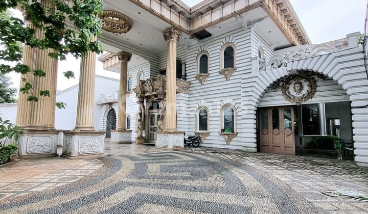 Pondok Indah- Disewakan Rumah Elegan Eropa Klasik, Cocok untuk Usaha