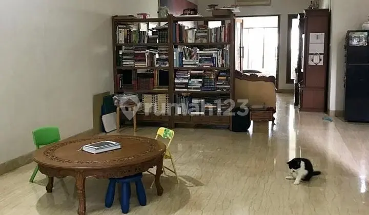 Tropical House in a Townhouse in Kebagusan Jagakarsa