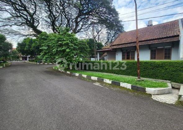 Rumah Lama Terawat Dalam Komplek Depan Taman Sayap Riau