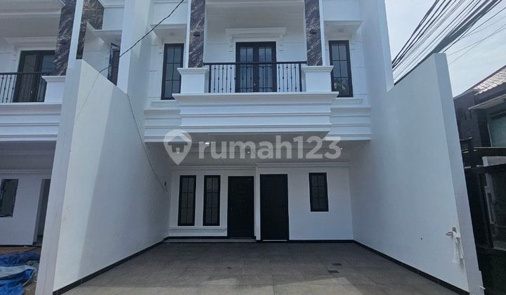 Luxury Ready-to-Occupy House with Beautiful Rooftop in Kebagusan, South Jakarta