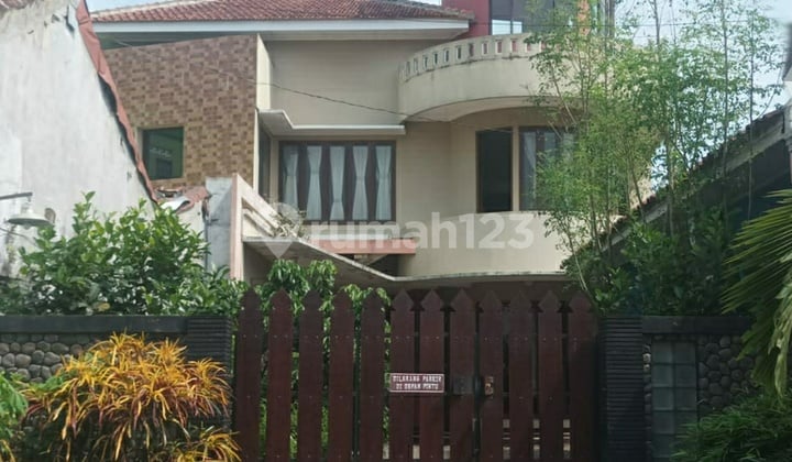 Rumah 3 Lantai Pinggir Jalan Raya Siap Huni