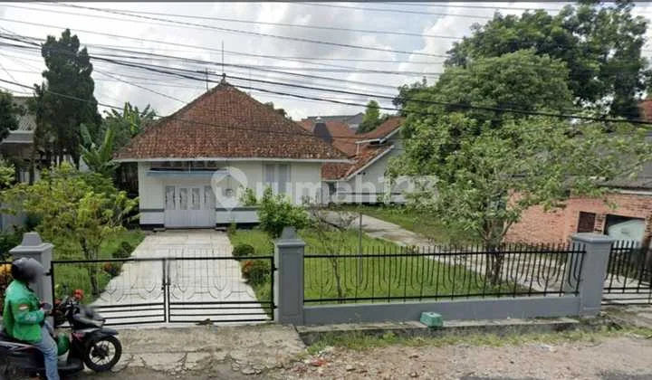 For sale, well-maintained vintage house land and building in East Purwokerto.