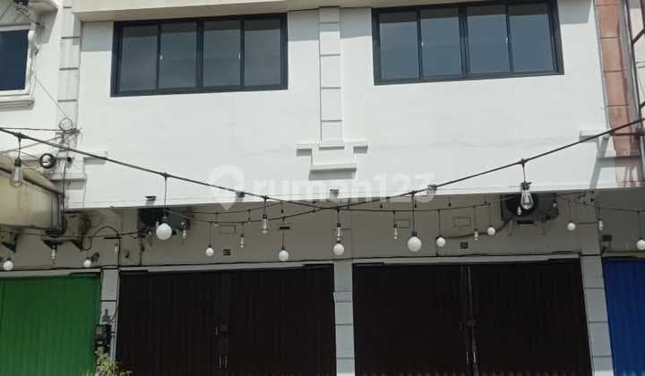 For rent, strategic shop house in downtown Purwokerto.