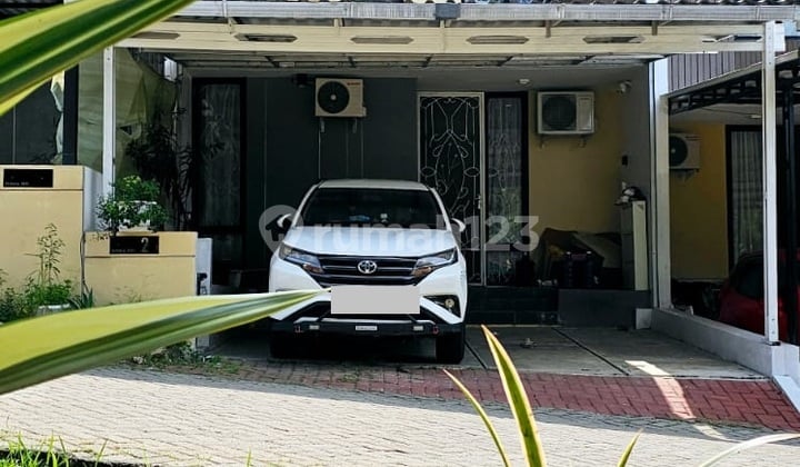 For Sale 3-Storey House with SHM Semi Furnished in Victoria Hill