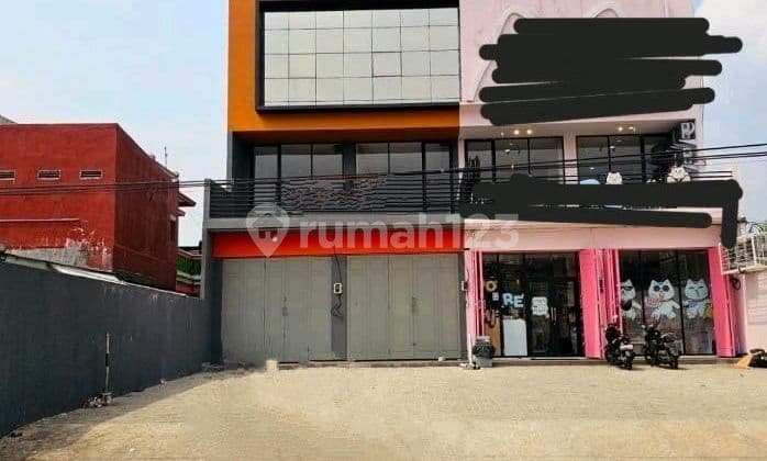 Ruko Gandeng Di Pinggir Jalan