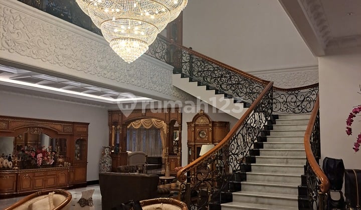 Rumah 2 Lantai Mewah dan Besar