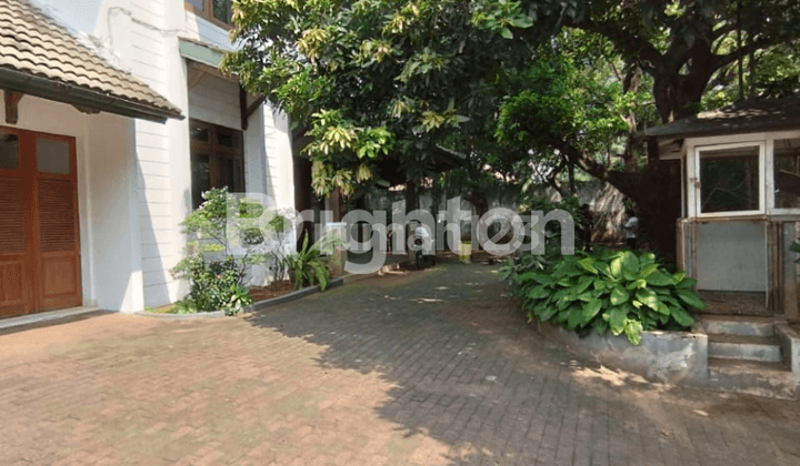 Rumah Mewah Asri Halaman Luas Pool Jakuzzi Lokasi Elite Kemang Jakarta Selatan