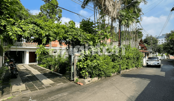 Rumah Strategis Lingkungan Nyaman Asri Kawasan Elite Kemang Jakarta Selatan