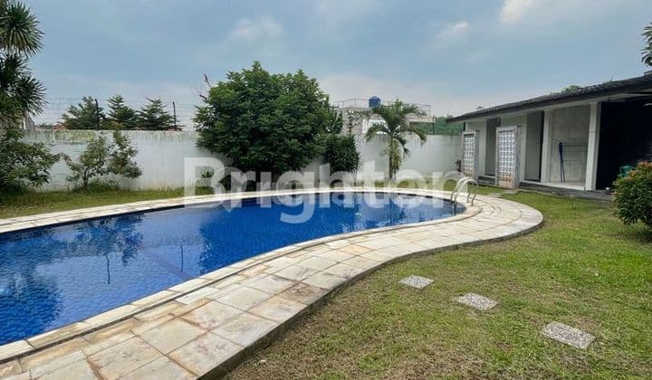 Rumah Dalam Komplek Elite Besar dan Luas dengan Fasilitas Pool di Cinere