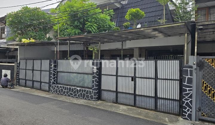 Rumah Strategis Dekat Universitas Indonesia Salemba Menteng Jakarta Pusat