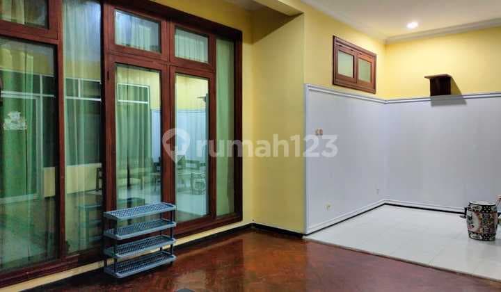 Rumah Area Perumahan Dekat Lapangan Tenis dan Perbukitan