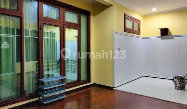 Rumah Area Perumahan Dekat Lapangan Tenis dan Perbukitan