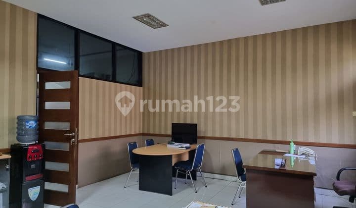Rumah di pinggir jalan besar Majapahit