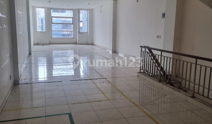 Ruko Tengah Kota Cocok Untuk Kantor, Cafe, Showroom.