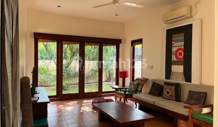 Rumah Semi Villa, Halaman Luas, Dekat Kantor Imigrasi di Jimbaran