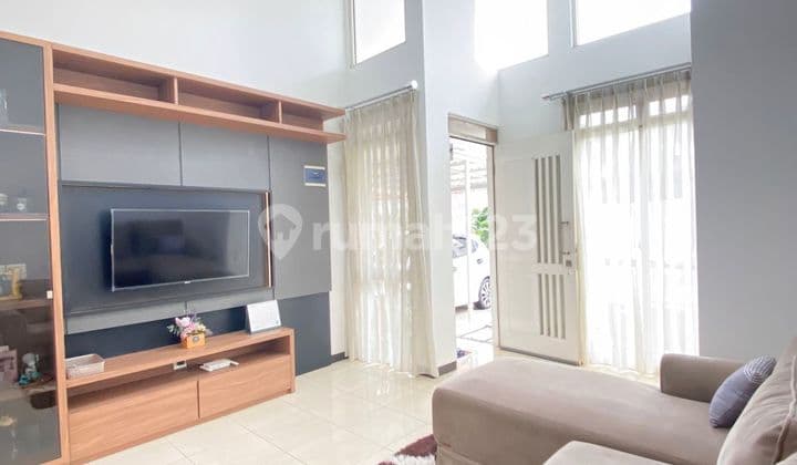 Sewa Mantab Rumah Ideal Furnished Kota Baru Parahyangan, Bandung