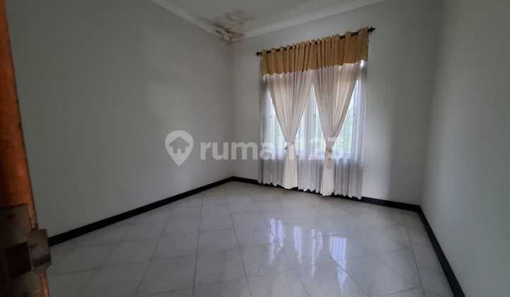 Hunian Siap Huni dengan 4+1 Kamar Tidur dan Garasi Luas di Nusa Sari, Cimahi