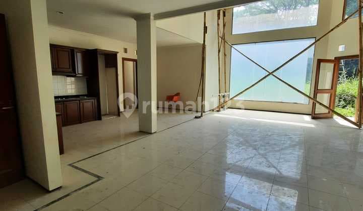 Cocok untuk Hunian atau Kantor Rumah Luas di Setraduta Bandung