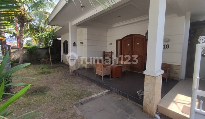Rumah di pusat kota berikut perabot