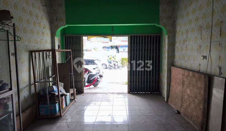 Ruko Pinggir Jalan Raya Dekat Pasar Tradisional Di Kota Cirebon