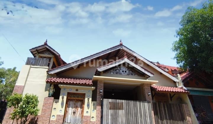 Dijual Rumah Seni Tinggi dengan Dominasi Kayu Jati Kuno - Posisi Hook