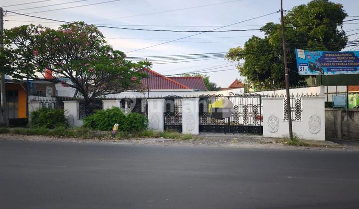 Rumah Berhalaman Luas Lokasi Pinggir Jalan Raya Cocok Buat Kantor