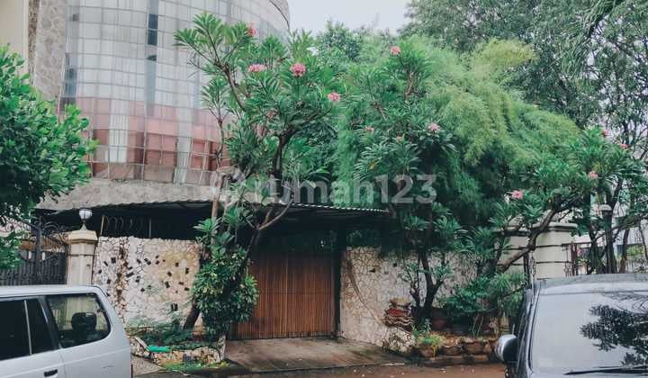 Rumah Hook 2 Lantai di Kelapa Gading, Jakarta Utara.