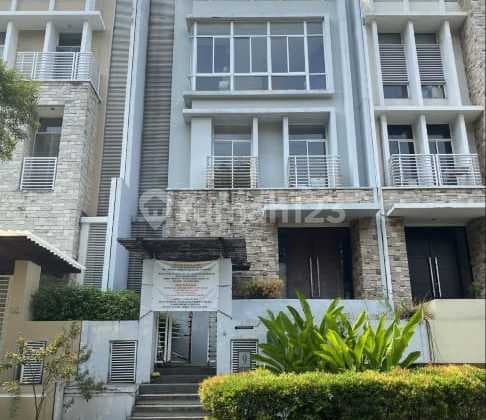 Rumah Tinggal Lelang 3 Lantai The Kew Residence Jalan Nias Raya