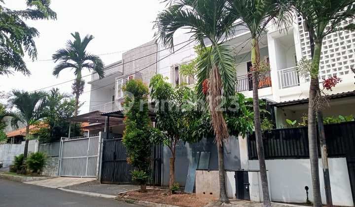 Rumah Minimalis di Komp Bapenas di Pejaten Barat