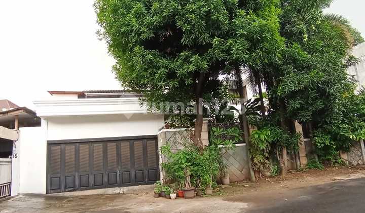 Luxury house on Jl Tulodong Bawah in Kebayoran Baru
