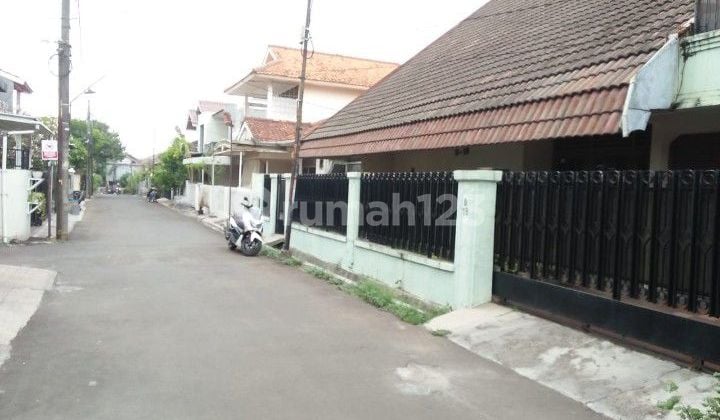 Rumah Tua, SHM,asri, nyaman, bebas banjir, di komplek Mega Cinere