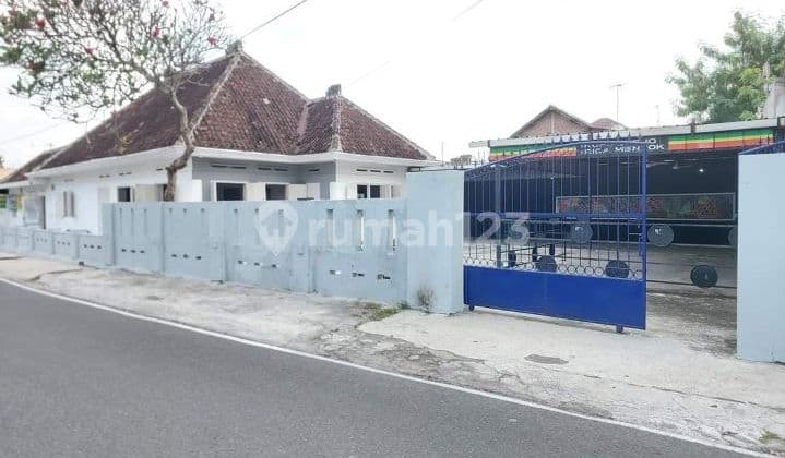 Rumah pinggir jalan cocok untuk usaha,strategis di Gilingan, solo