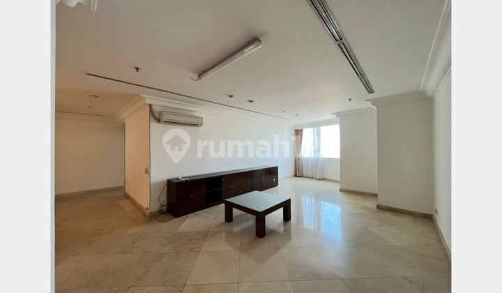 Beautiful 3-Bedrooms Apartment in Simprug Terrace, Good Facilities and Building - Prime Location!